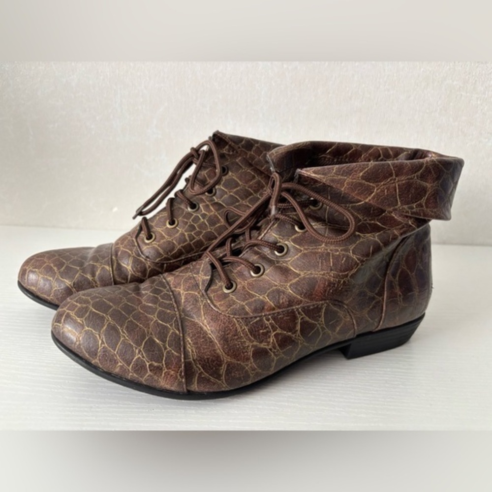 ComfortView | Crocodile skin pattern ankle booties 7m | EUC